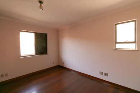 Casa à venda com 339m², 5 quartos e 4 vagasQuarto 4