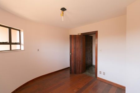 Casa à venda com 339m², 5 quartos e 4 vagasQuarto 1