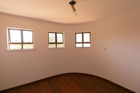 Casa à venda com 339m², 5 quartos e 4 vagasQuarto 1