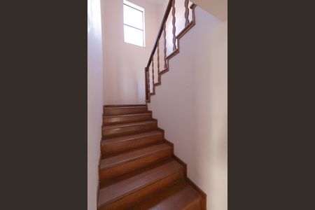 Casa à venda com 339m², 5 quartos e 4 vagasEscada