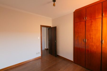 Casa à venda com 339m², 5 quartos e 4 vagasQuarto 3