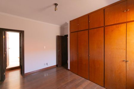 Casa à venda com 339m², 5 quartos e 4 vagasQuarto 2