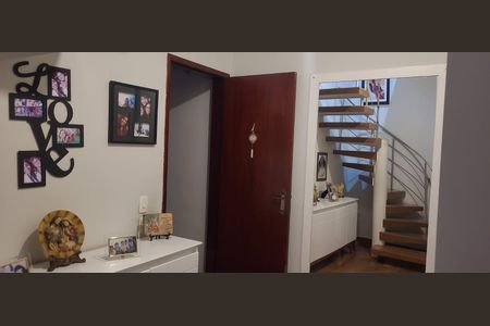 Casa à venda com 160m², 3 quartos e 2 vagas Casa à venda com 160m², 3 quartos e 2 vagasCorredor