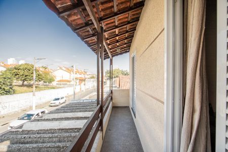Casa à venda com 160m², 3 quartos e 2 vagas Casa à venda com 160m², 3 quartos e 2 vagasVaranda