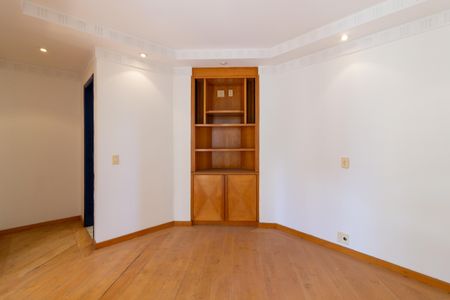 Apartamento à venda com 210m², 3 quartos e 3 vagas Apartamento à venda com 210m², 3 quartos e 3 vagasCloset da Suíte