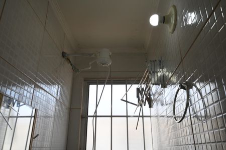 Banheiro Social de kitnet/studio para alugar com 1 quarto, 17m² em Cidade Universitária, Campinas