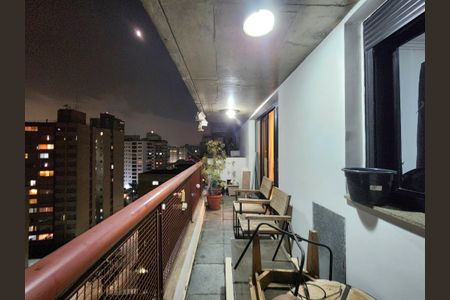 Apartamento à venda com 130m², 4 quartos e 2 vagas Apartamento à venda com 130m², 4 quartos e 2 vagasVaranda