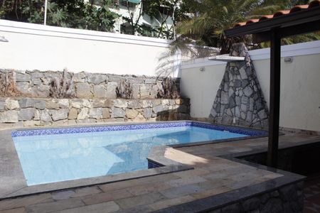 Casa de condomínio à venda com 303m², 5 quartos e 2 vagasPiscina