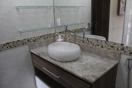 Casa de condomínio à venda com 303m², 5 quartos e 2 vagasBanheiro Social