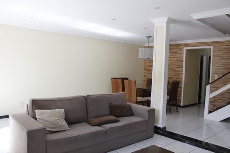 Casa de condomínio à venda com 303m², 5 quartos e 2 vagasSala