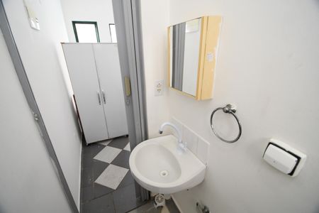 Banheiro de kitnet/studio para alugar com 1 quarto, 17m² em Cidade Universitária, Campinas