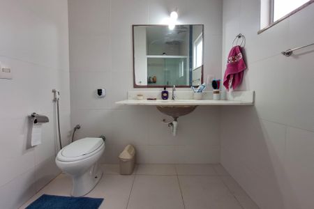 Casa à venda com 169m², 4 quartos e 3 vagas Casa à venda com 169m², 4 quartos e 3 vagasBanheiro Social 2