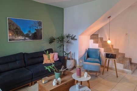 Casa à venda com 169m², 4 quartos e 3 vagas Casa à venda com 169m², 4 quartos e 3 vagasSala