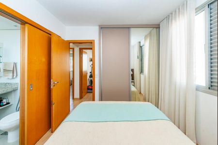 Apartamento à venda com 157m², 3 quartos e 2 vagas Apartamento à venda com 157m², 3 quartos e 2 vagasSuíte