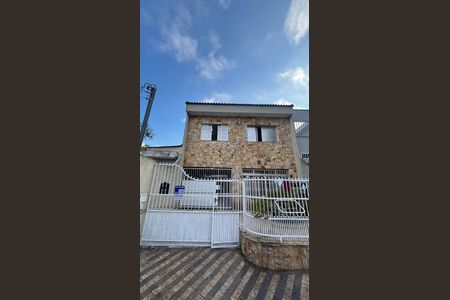 Casa à venda com 200m², 4 quartos e 3 vagas Casa à venda com 200m², 4 quartos e 3 vagasFachada