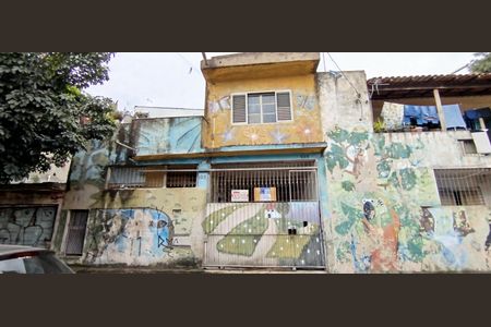 Casa à venda com 170m², 3 quartos e 2 vagas Casa à venda com 170m², 3 quartos e 2 vagasFachada + Placa