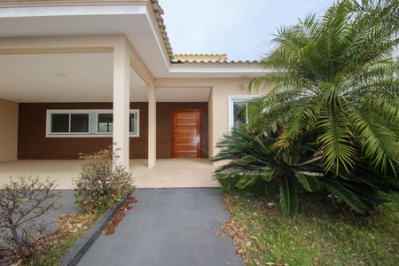 Casa de condomínio para alugar com 250m², 3 quartos e 4 vagasFachada