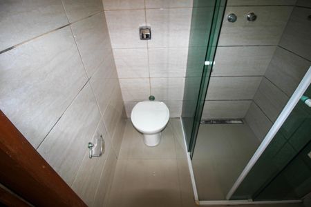 Casa de condomínio para alugar com 250m², 3 quartos e 4 vagasBanheiro da Suíte 2