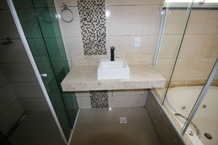 Casa de condomínio para alugar com 250m², 3 quartos e 4 vagasBanheiro da Suíte 2