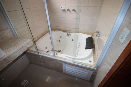 Casa de condomínio para alugar com 250m², 3 quartos e 4 vagasBanheiro da Suíte 2