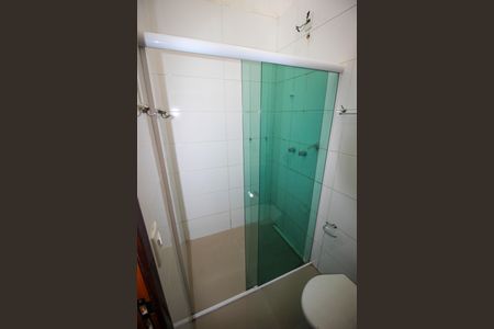 Casa de condomínio para alugar com 250m², 3 quartos e 4 vagasBanheiro da Suíte 1