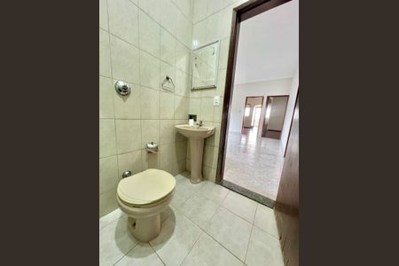 Casa para alugar com 160m², 3 quartos e 1 vaga Casa para alugar com 160m², 3 quartos e 1 vagaBanheiro Social