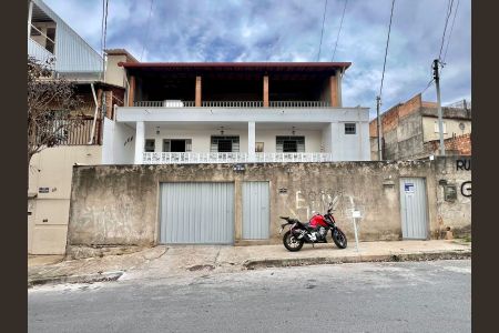 Casa para alugar com 160m², 3 quartos e 1 vaga Casa para alugar com 160m², 3 quartos e 1 vagaFachada