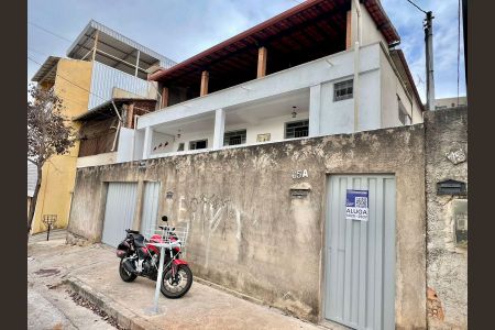 Casa para alugar com 160m², 3 quartos e 1 vaga Casa para alugar com 160m², 3 quartos e 1 vagaFachada