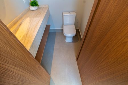 Casa de condomínio à venda com 325m², 5 quartos e 4 vagasLavabo