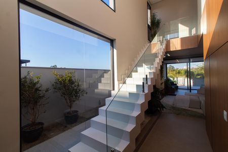 Casa de condomínio à venda com 325m², 5 quartos e 4 vagasEscada