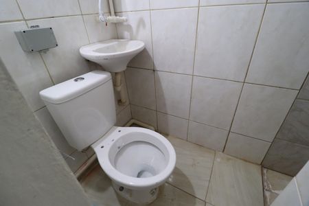 Banheiro Social de kitnet/studio para alugar com 1 quarto, 35m² em Jardim Karaíba, Uberlândia