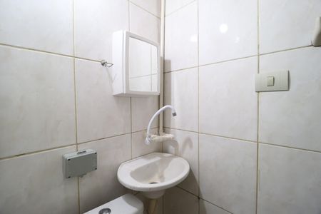 Banheiro Social de kitnet/studio para alugar com 1 quarto, 35m² em Jardim Karaíba, Uberlândia