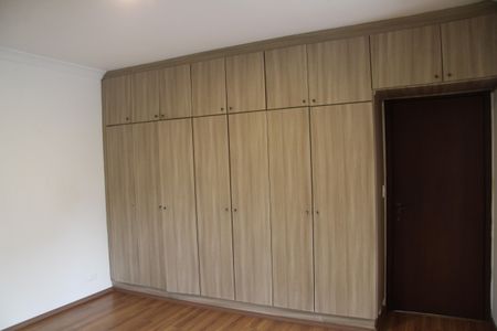 Casa à venda com 240m², 4 quartos e 4 vagasSuíte