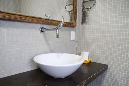 Casa à venda com 240m², 4 quartos e 4 vagasBanheiro Social