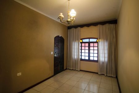 Casa à venda com 80m², 2 quartos e 2 vagasSala