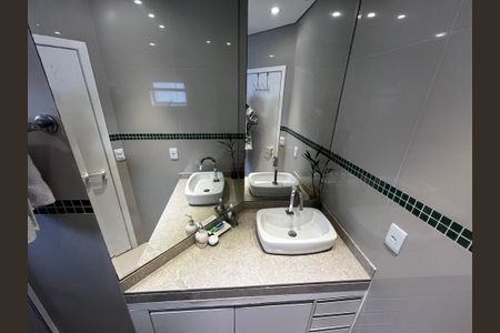 Casa de condomínio à venda com 130m², 3 quartos e 3 vagasLavabo