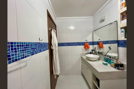Casa à venda com 200m², 3 quartos e 2 vagas Casa à venda com 200m², 3 quartos e 2 vagasBanheiro