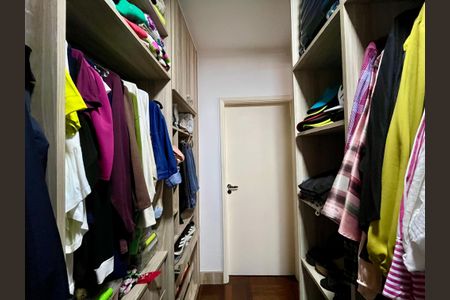 Casa à venda com 200m², 3 quartos e 2 vagas Casa à venda com 200m², 3 quartos e 2 vagasCloset da suíte