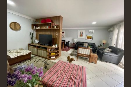 Sala de casa à venda com 3 quartos, 200m² em Bela Aliança, São Paulo