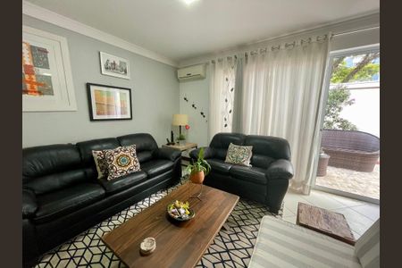 Casa à venda com 200m², 3 quartos e 2 vagas Casa à venda com 200m², 3 quartos e 2 vagasSala