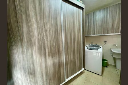 Casa à venda com 200m², 3 quartos e 2 vagas Casa à venda com 200m², 3 quartos e 2 vagasÁrea de Serviço