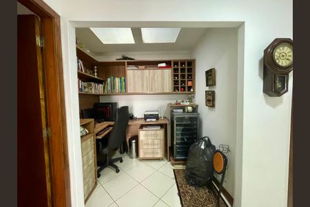 Casa à venda com 200m², 3 quartos e 2 vagas Casa à venda com 200m², 3 quartos e 2 vagasEscritório