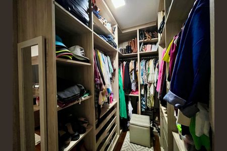 Casa à venda com 200m², 3 quartos e 2 vagas Casa à venda com 200m², 3 quartos e 2 vagasCloset da suíte