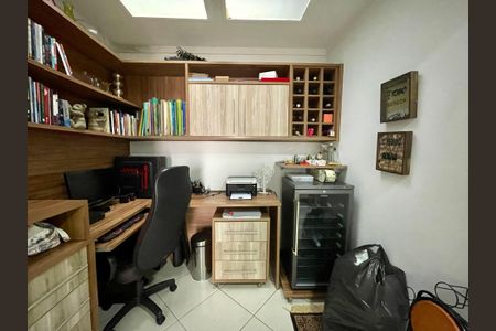 Casa à venda com 200m², 3 quartos e 2 vagas Casa à venda com 200m², 3 quartos e 2 vagasEscritório