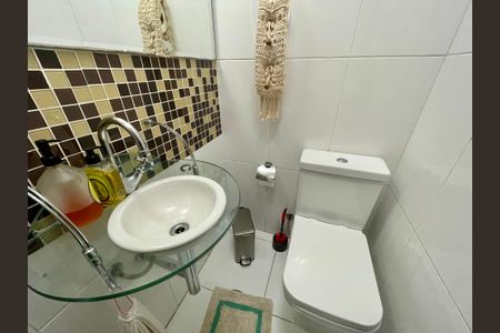 Casa à venda com 200m², 3 quartos e 2 vagas Casa à venda com 200m², 3 quartos e 2 vagasLavabo