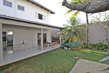 Casa para alugar com 402m², 3 quartos e 4 vagasQuintal