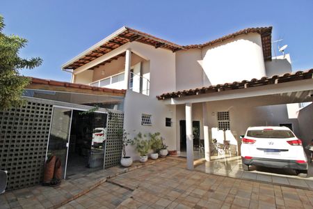 Casa para alugar com 402m², 3 quartos e 4 vagasFachada
