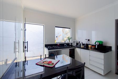 Casa à venda com 140m², 2 quartos e 2 vagasCozinha