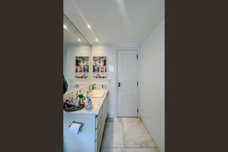 Apartamento à venda com 244m², 5 quartos e 4 vagasBanheiro da Suíte 1