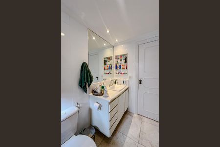 Apartamento à venda com 244m², 5 quartos e 4 vagasBanheiro da Suíte 1